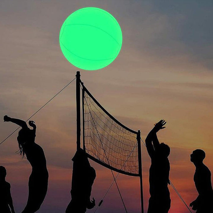 "LED-strandboll med mångfärgade lysdioder, perfekt för utomhusbruk. Vattentät och hållbar för lek i alla väder."