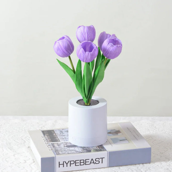 LED tulpan bordslampa i PU, uppladdningsbar. Eleganta vita, rosa och lila blommor med varmt ljus, höjd 30 cm.