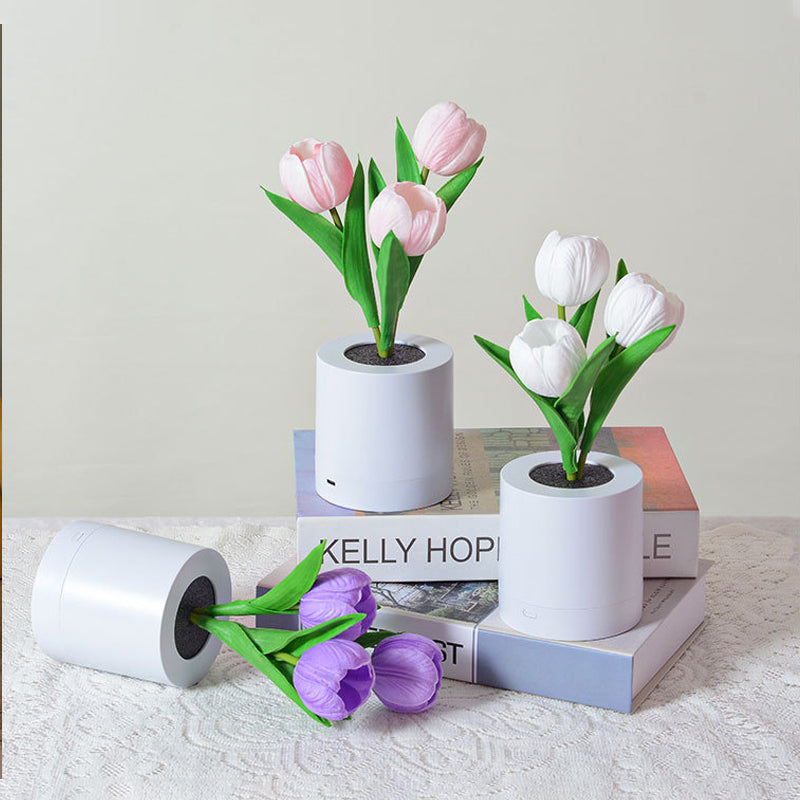 LED tulpan bordslampa i PU, uppladdningsbar. Eleganta vita, rosa och lila blommor med varmt ljus, höjd 30 cm.