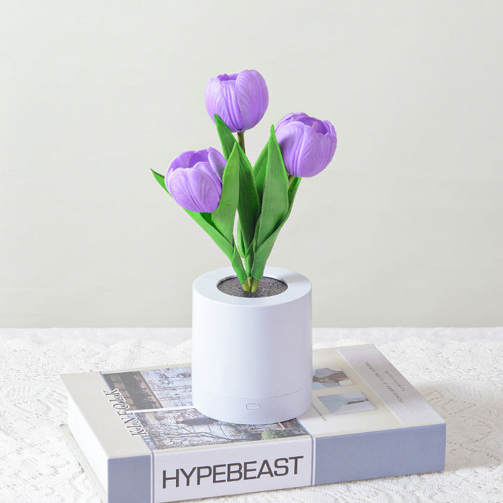 LED tulpan bordslampa i PU, uppladdningsbar. Eleganta vita, rosa och lila blommor med varmt ljus, höjd 30 cm.