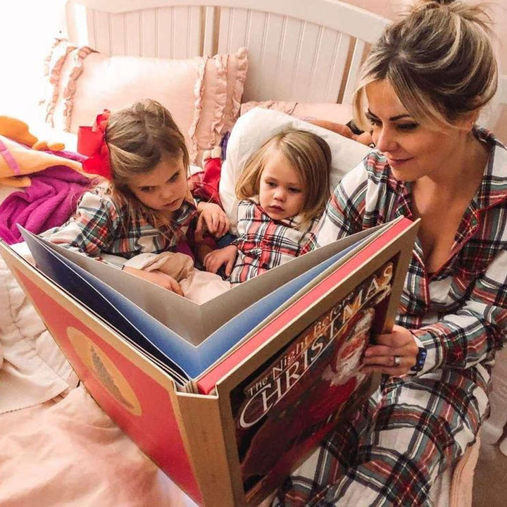 Magisk pop-up-bok med julmotiv, färgstarka illustrationer och interaktiva element för hela familjens nöje.