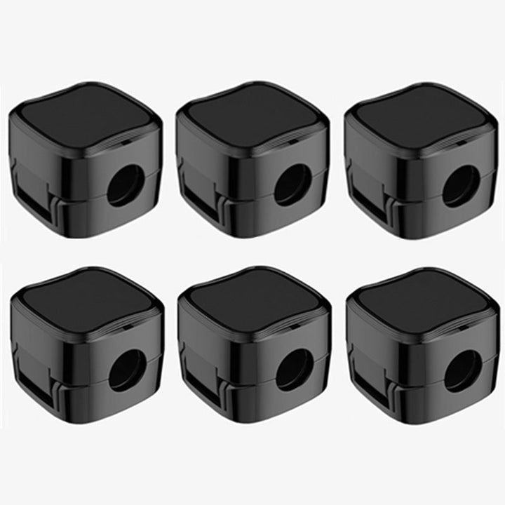 "Magnetisk kabelhållare håller kablar organiserade, stilren design i svart och vit, passar kablar upp till 7 mm."