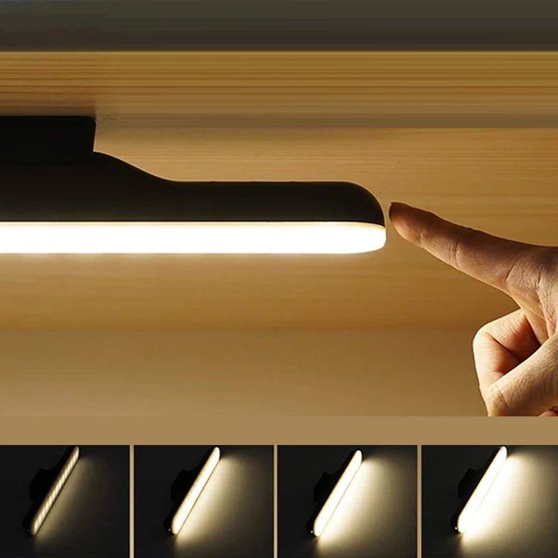 "Magnetisk uppladdningsbar bordslampa, kompakt design, magnetfot, justerbara ljusnivåer, svart eller vit färg."