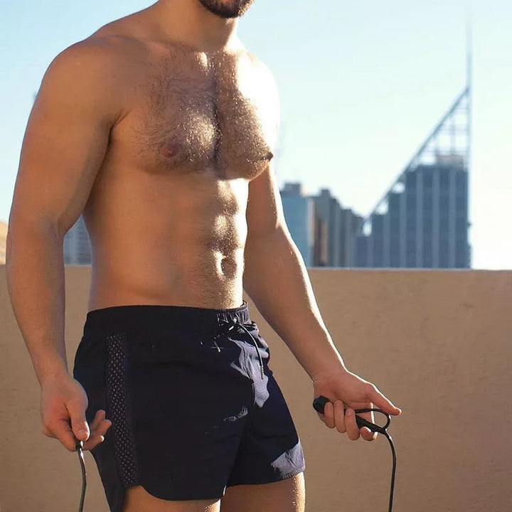 "Mäns andningsbara sommarmesh shorts i flera färger, lätt meshmaterial, två fickor, ideal för strand och träning."