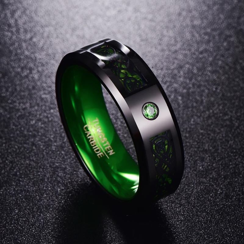 "Mäns färgglada tungstencarbide drakring, elegant design, i grön nyans. Högkvalitativt smycke för stilmedvetna män."