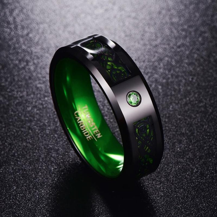 "Mäns färgglada tungstencarbide drakring, elegant design, i grön nyans. Högkvalitativt smycke för stilmedvetna män."