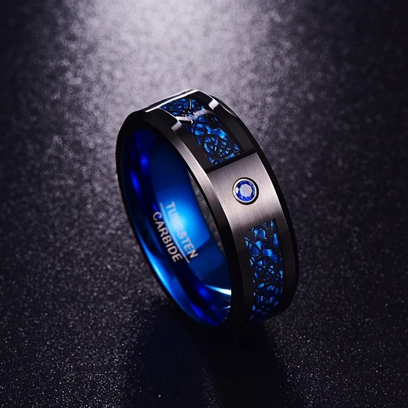 "Mäns färgglada tungstencarbide drakring, elegant design, i grön nyans. Högkvalitativt smycke för stilmedvetna män."