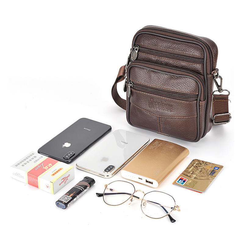 "Mäns multifunktionella axelfickväska i ljusbrunt PU-läder med dragkedjefickor och justerbar rem för daglig stil."