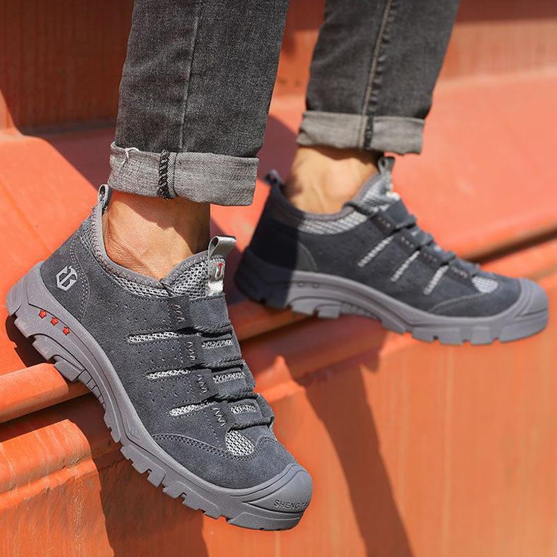 Mäns stål tå säkerhetsskor i khaki mocka med Kevlar sula, reflekterande detaljer, idealiska för krävande arbetsmiljöer.