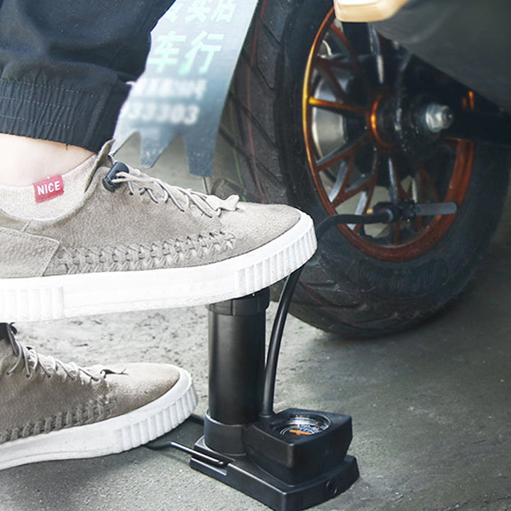 Manuell cykelpump för mountainbike, kompakt silver och svart design med klocka, perfekt för vägcyklar och terräng.