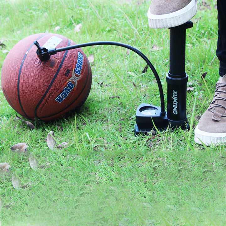 Manuell cykelpump för mountainbike, kompakt silver och svart design med klocka, perfekt för vägcyklar och terräng.