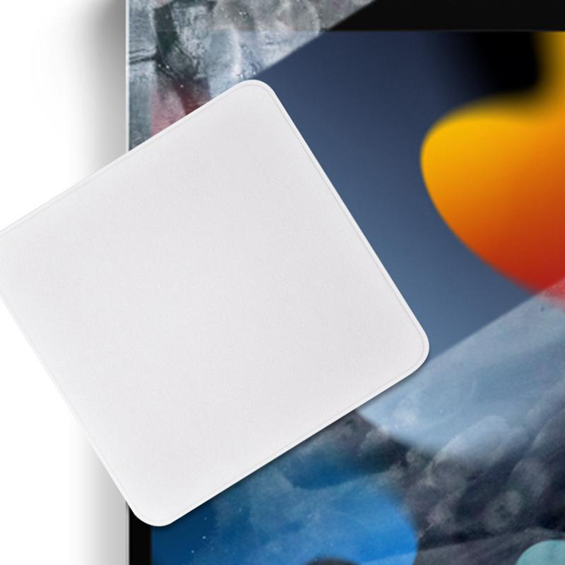 "Mikrofiber polerduk i närbild, effektiv för rengöring av mobil- och datorskärmar, högkvalitativ vit duk."