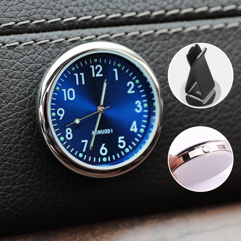 "Mini bilklocka med lysande digital display, rund metall, svart och vit färg, perfekt för stil och funktion i bilen."