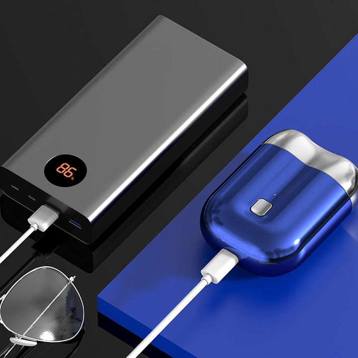 "Mini elektrisk rakapparat för män, bärbar, vattentät, kompakt design med rostfria stålblad och elegant finish."