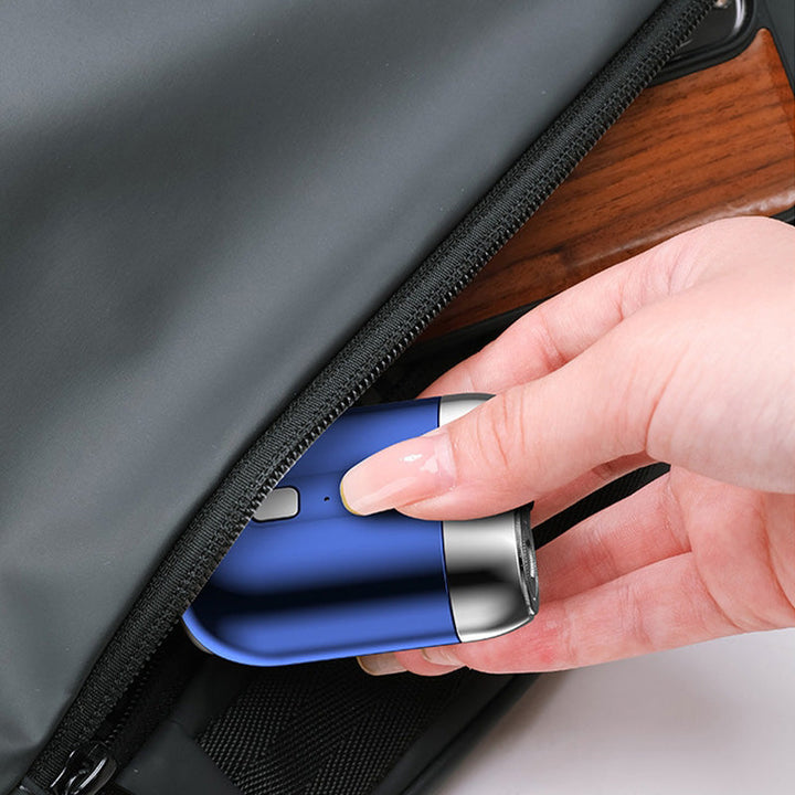 "Mini elektrisk rakapparat för män, bärbar, vattentät, kompakt design med rostfria stålblad och elegant finish."