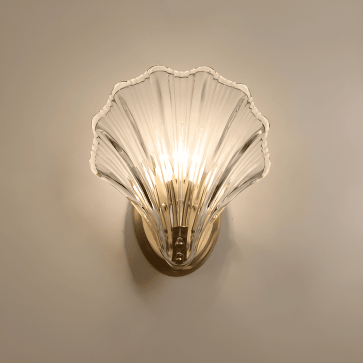 Minimalistisk vägglampa, mässing/glas, elegant design.  Perfekt för kustinspirerad inredning.
