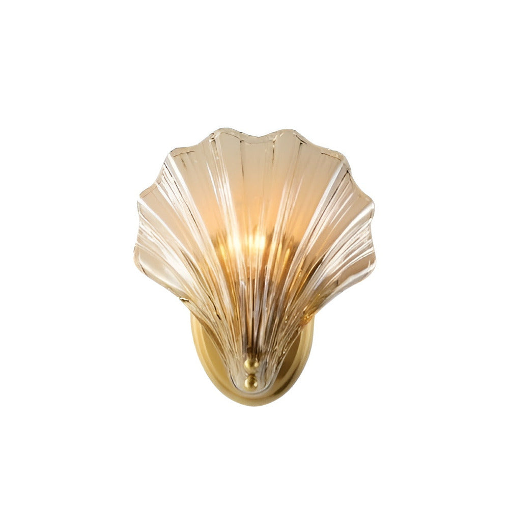 Minimalistisk vägglampa, mässing/glas, elegant design.  Perfekt för kustinspirerad inredning.