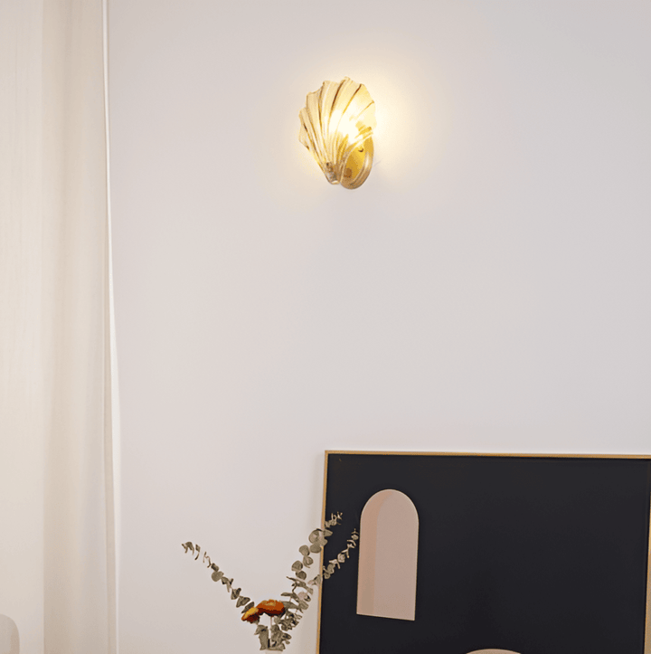 Minimalistisk vägglampa, mässing/glas, elegant design.  Perfekt för kustinspirerad inredning.