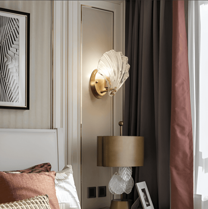 Minimalistisk vägglampa, mässing/glas, elegant design.  Perfekt för kustinspirerad inredning.