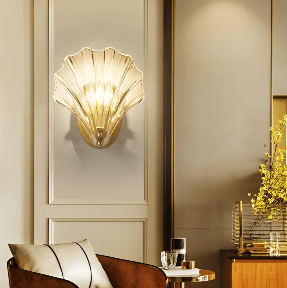 Minimalistisk vägglampa, mässing/glas, elegant design.  Perfekt för kustinspirerad inredning.