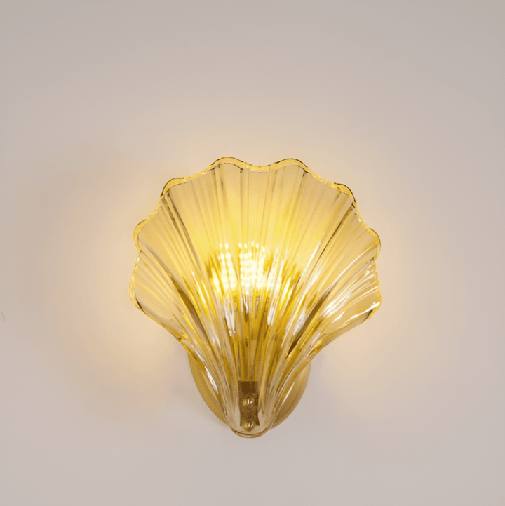 Minimalistisk vägglampa, mässing/glas, elegant design.  Perfekt för kustinspirerad inredning.