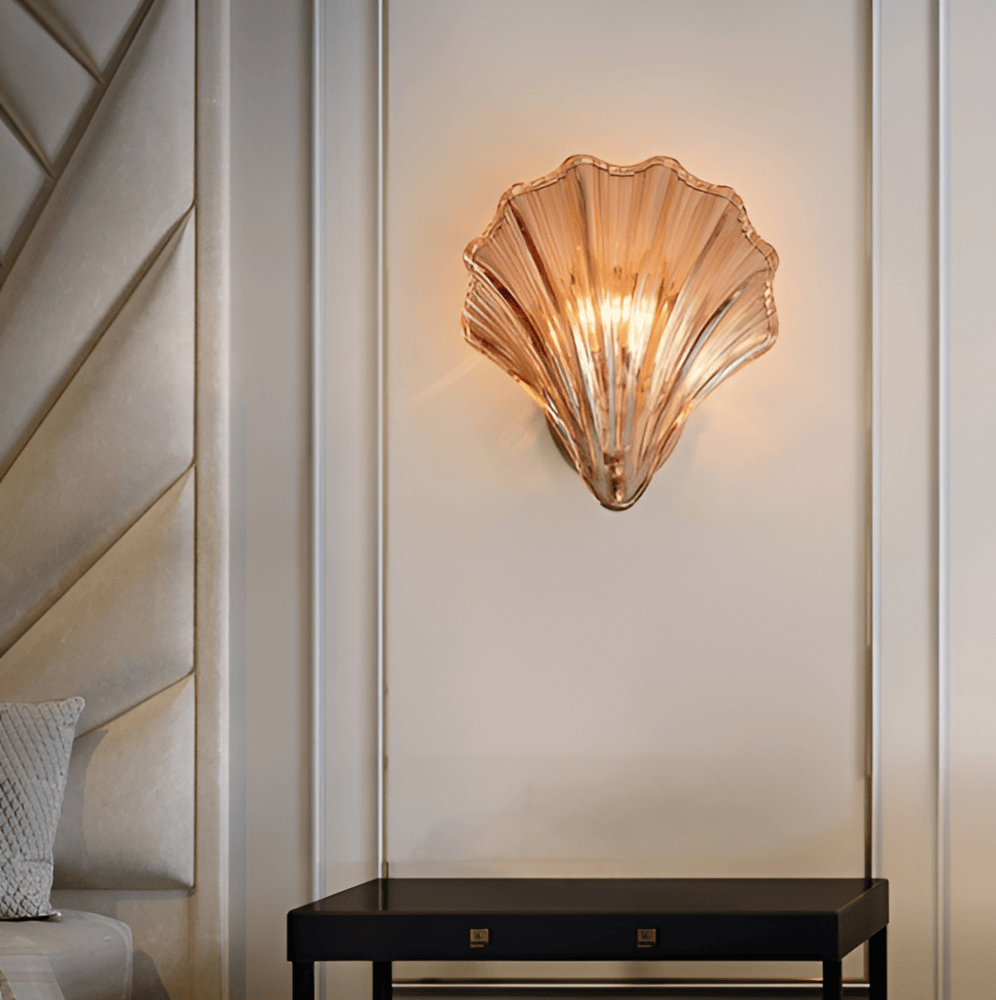 Minimalistisk vägglampa, mässing/glas, elegant design.  Perfekt för kustinspirerad inredning.