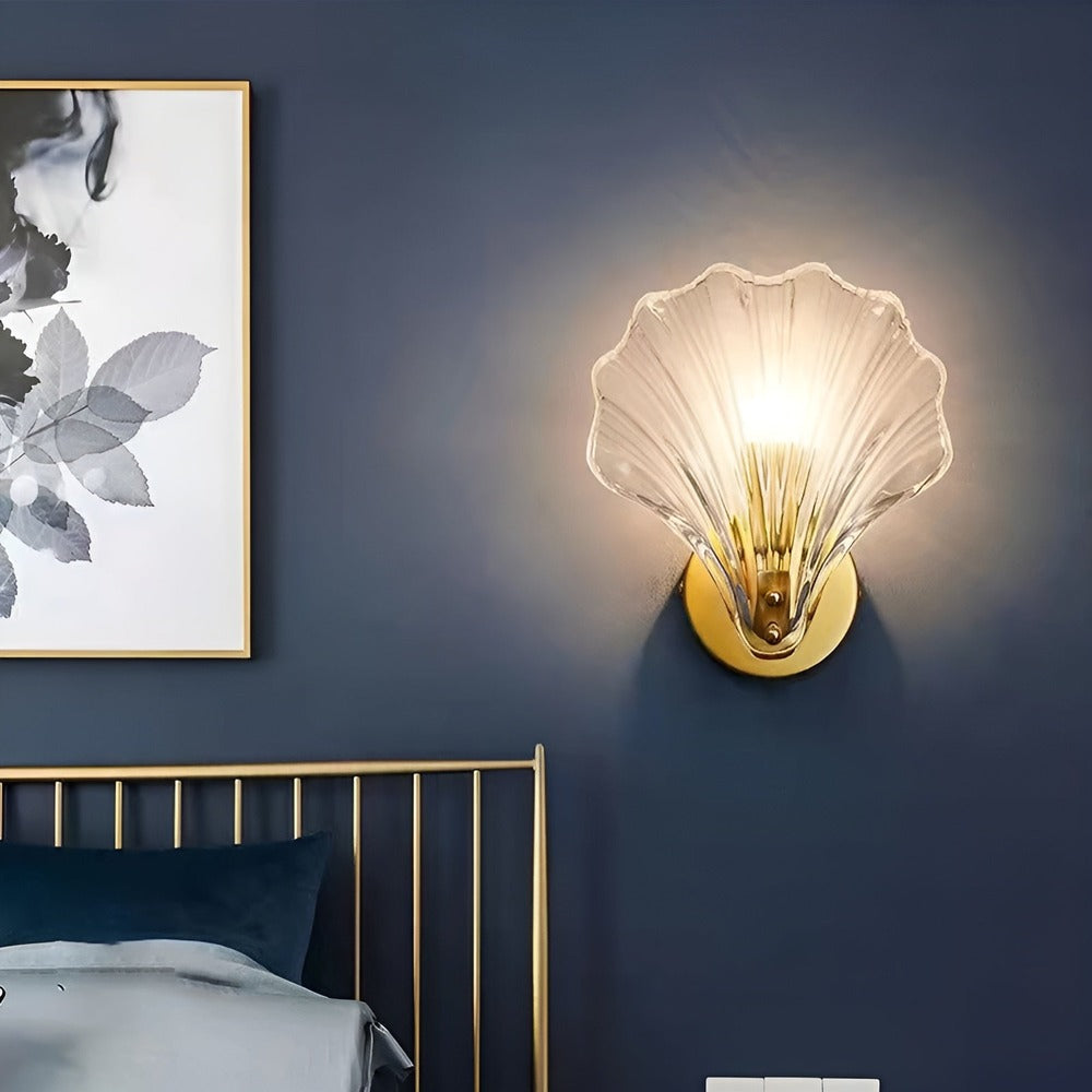 Minimalistisk vägglampa, mässing/glas, elegant design.  Perfekt för kustinspirerad inredning.