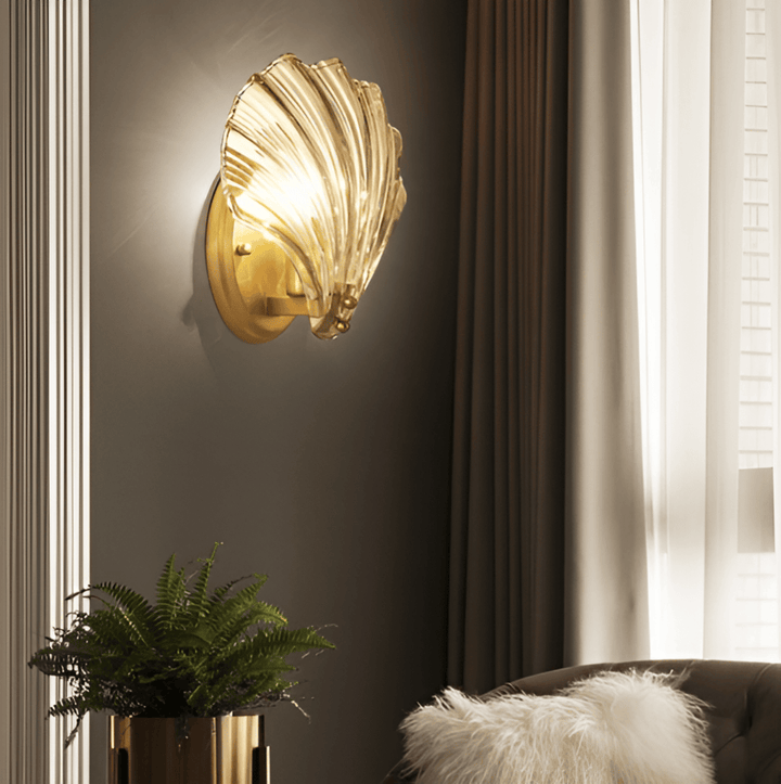 Minimalistisk vägglampa, mässing/glas, elegant design.  Perfekt för kustinspirerad inredning.