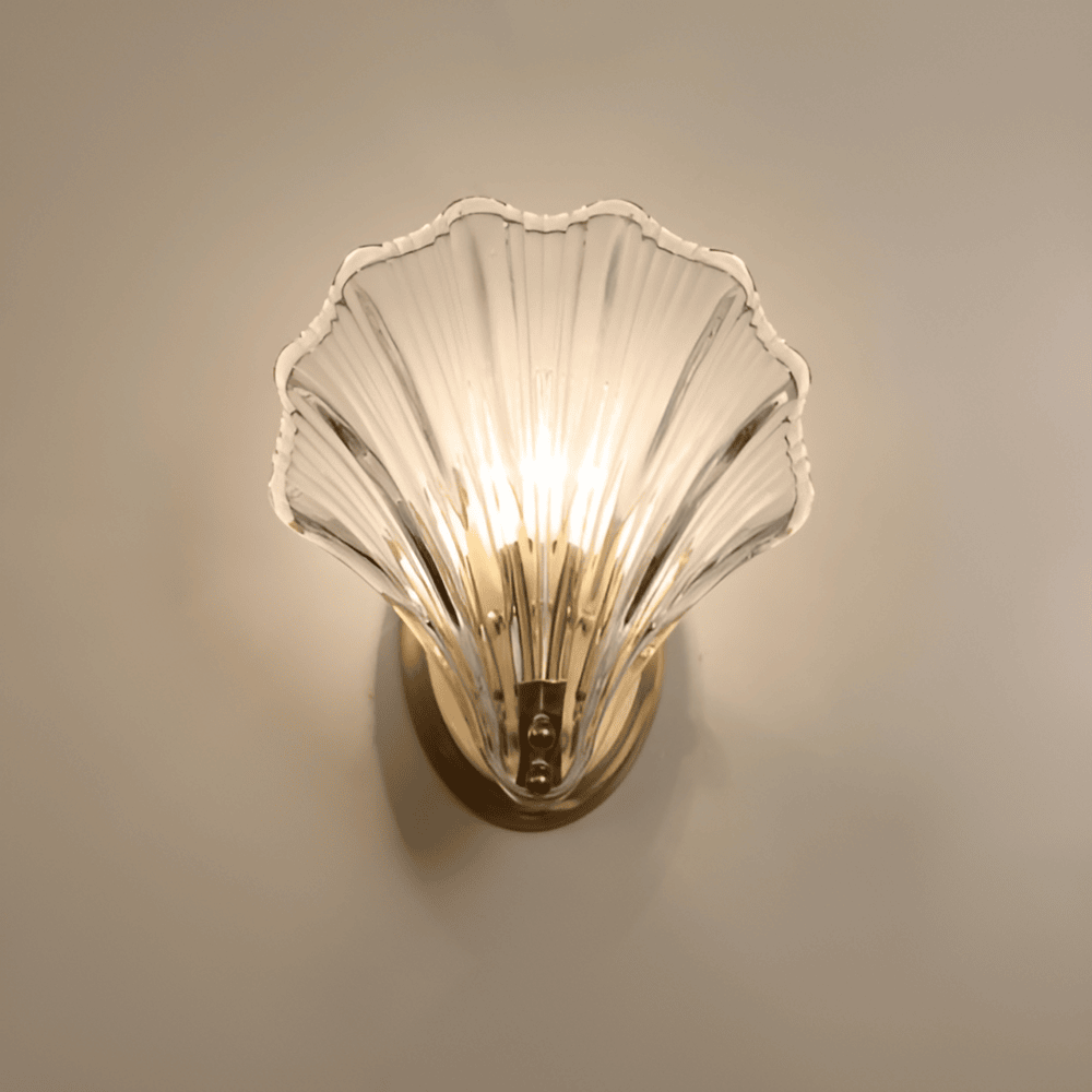 Minimalistisk vägglampa, mässing/glas, elegant design.  Perfekt för kustinspirerad inredning.