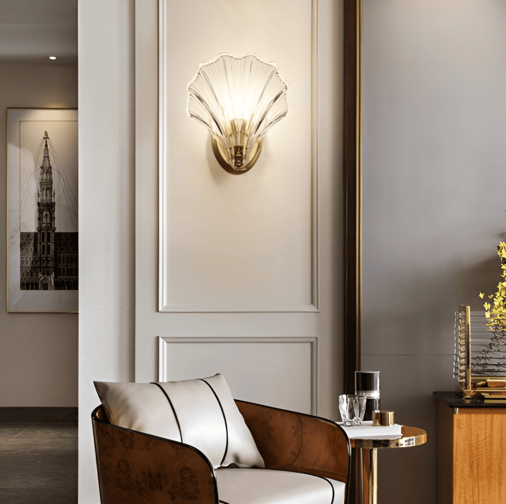 Minimalistisk vägglampa, mässing/glas, elegant design.  Perfekt för kustinspirerad inredning.