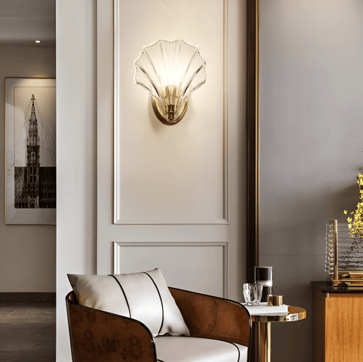 Minimalistisk vägglampa, mässing/glas, elegant design.  Perfekt för kustinspirerad inredning.