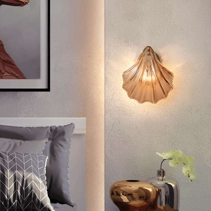 Minimalistisk vägglampa, mässing/glas, elegant design.  Perfekt för kustinspirerad inredning.