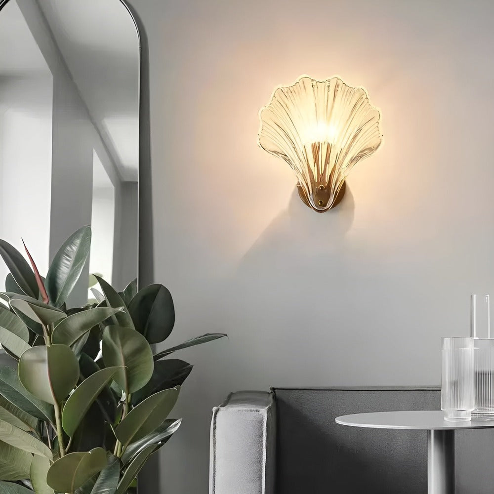 Minimalistisk vägglampa, mässing/glas, elegant design.  Perfekt för kustinspirerad inredning.