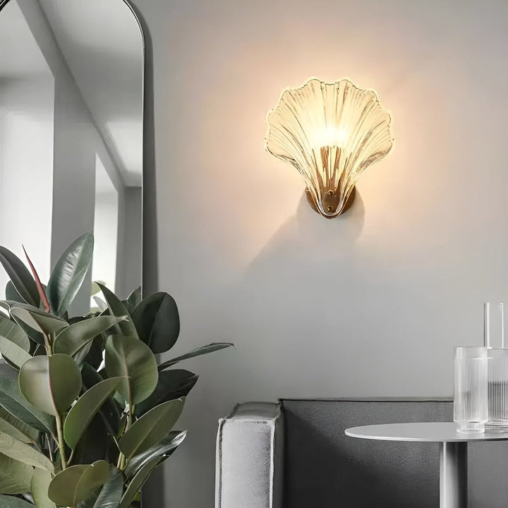 Minimalistisk vägglampa, mässing/glas, elegant design.  Perfekt för kustinspirerad inredning.