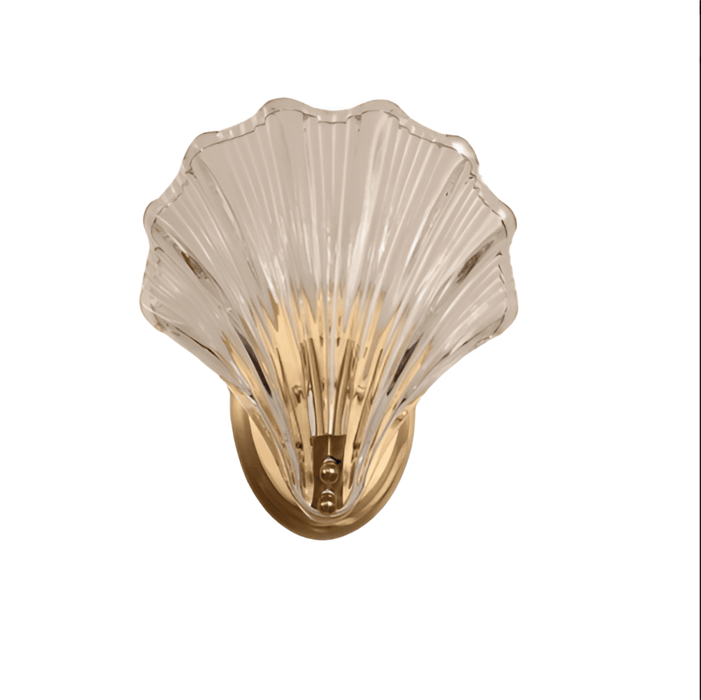Minimalistisk vägglampa, mässing/glas, elegant design.  Perfekt för kustinspirerad inredning.