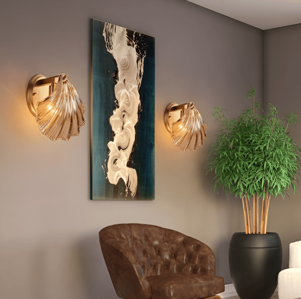 Minimalistisk vägglampa, mässing/glas, elegant design.  Perfekt för kustinspirerad inredning.