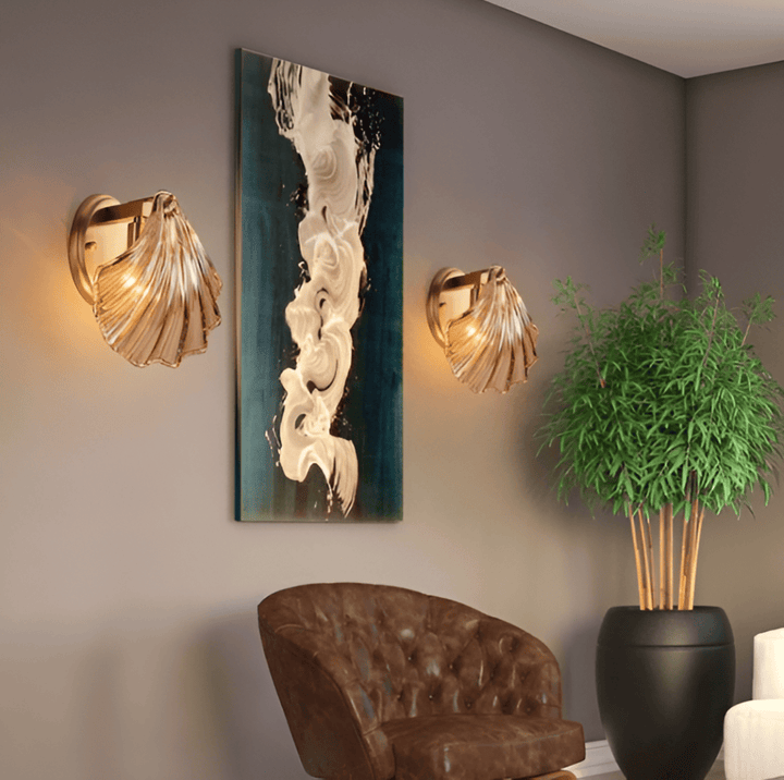 Minimalistisk vägglampa, mässing/glas, elegant design.  Perfekt för kustinspirerad inredning.