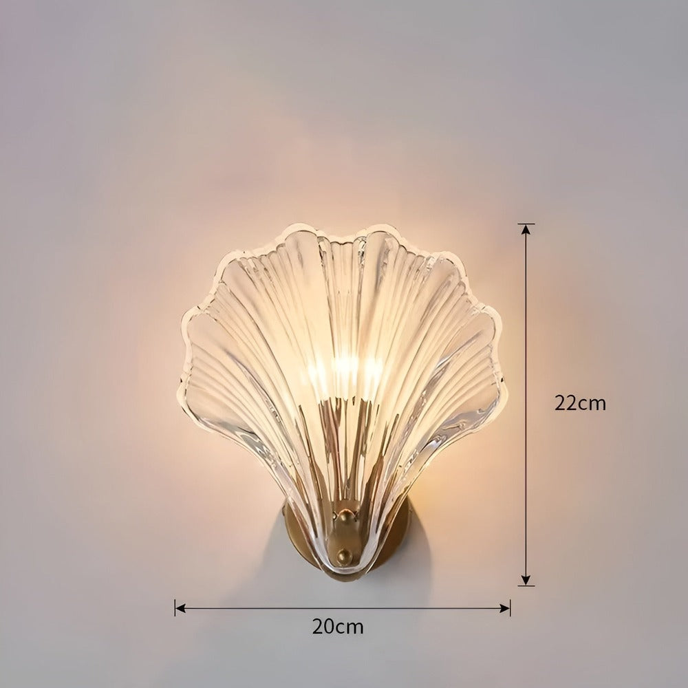 Minimalistisk vägglampa, mässing/glas, elegant design.  Perfekt för kustinspirerad inredning.