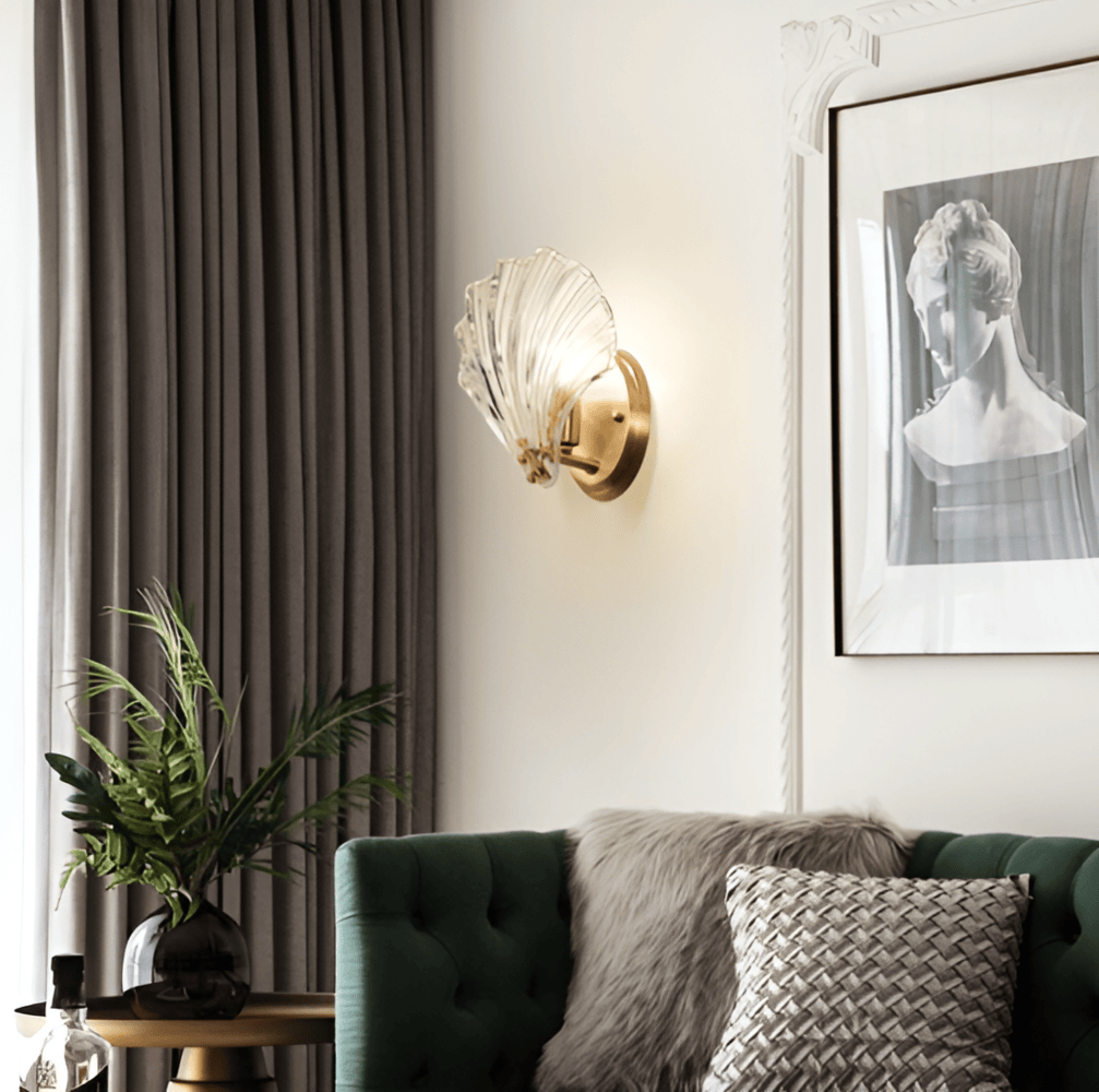 Minimalistisk vägglampa, mässing/glas, elegant design.  Perfekt för kustinspirerad inredning.