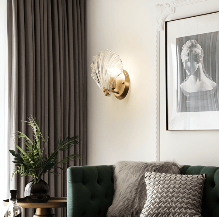 Minimalistisk vägglampa, mässing/glas, elegant design.  Perfekt för kustinspirerad inredning.