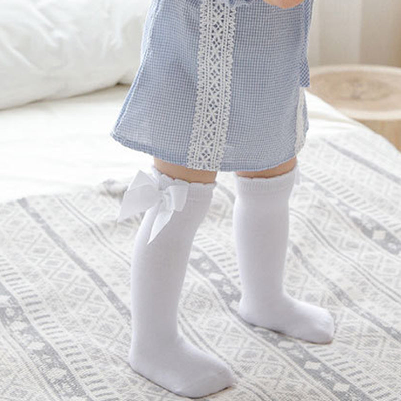 "Mjuka knähöga småbarnsstrumpor med söt rosett, idealiska för flickor. Perfekta för kyliga dagar och stilfulla outfits."