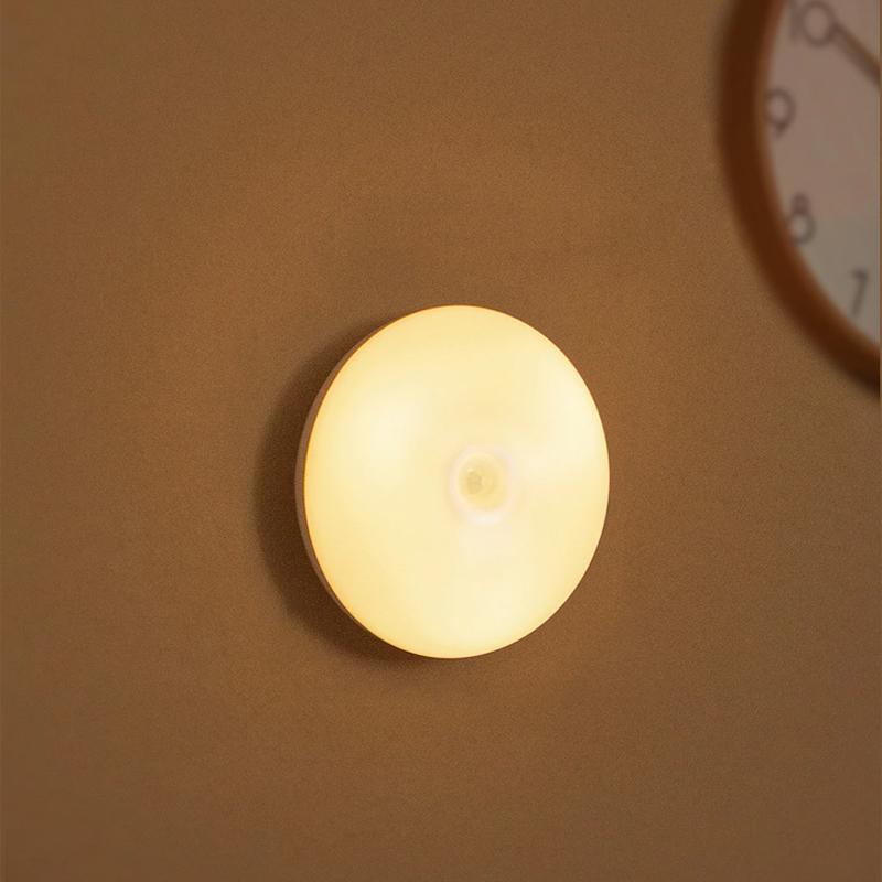 "Modern kompakt LED-nattlampa med smart rörelsesensor och varm belysning. Perfekt för säker och stilig nattbelysning."
