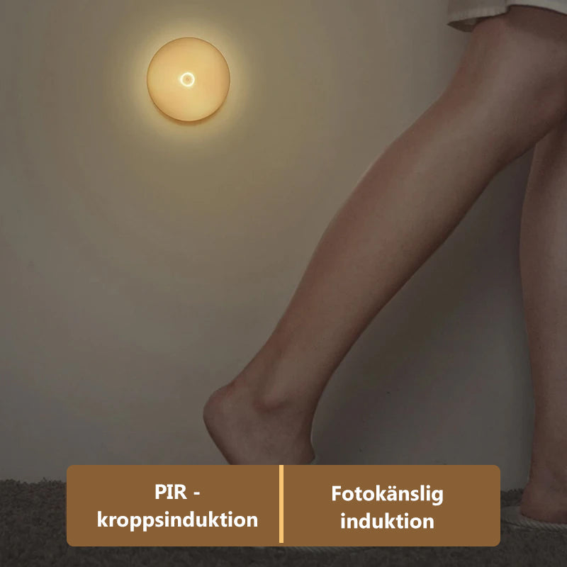 "Modern kompakt LED-nattlampa med smart rörelsesensor och varm belysning. Perfekt för säker och stilig nattbelysning."