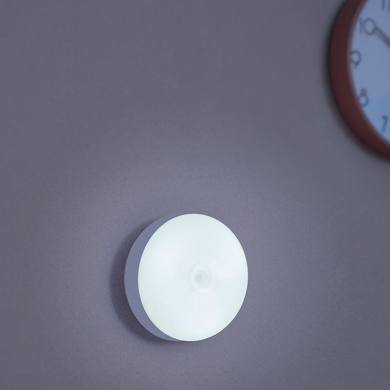 "Modern kompakt LED-nattlampa med smart rörelsesensor och varm belysning. Perfekt för säker och stilig nattbelysning."
