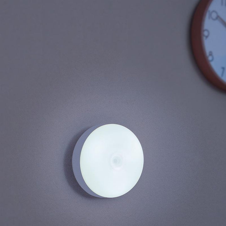 "Modern kompakt LED-nattlampa med smart rörelsesensor och varm belysning. Perfekt för säker och stilig nattbelysning."