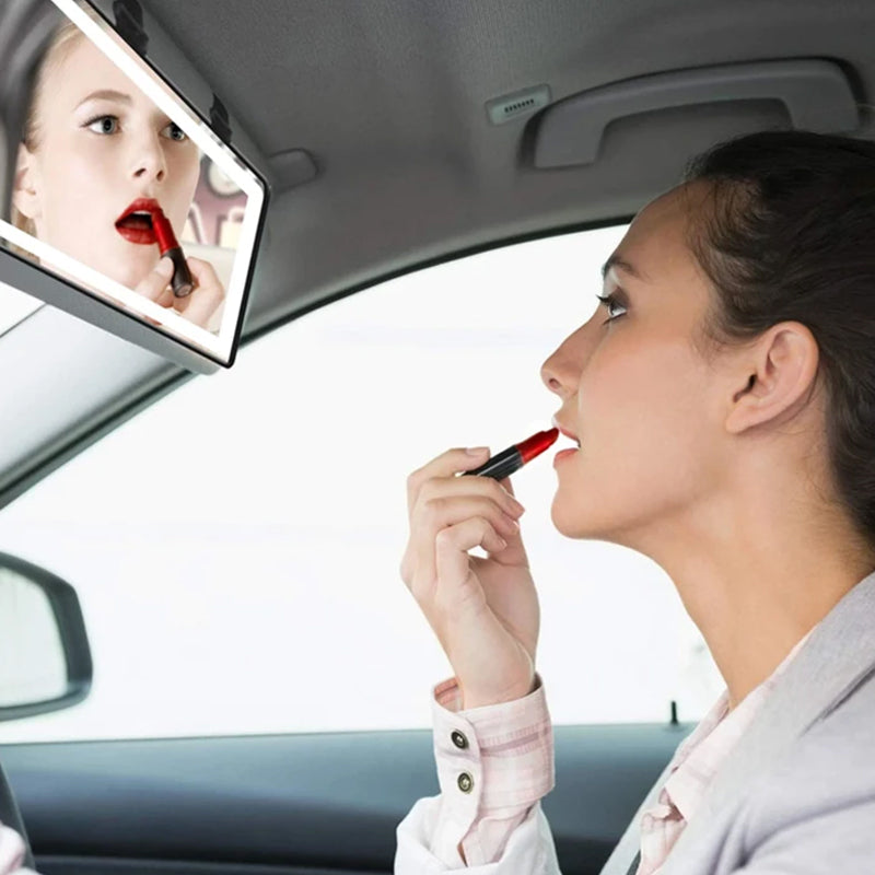 "Modern LED sminkspegel i bil med justerbar belysning i tre nivåer, monterad på bilens visir för optimal sminkning."