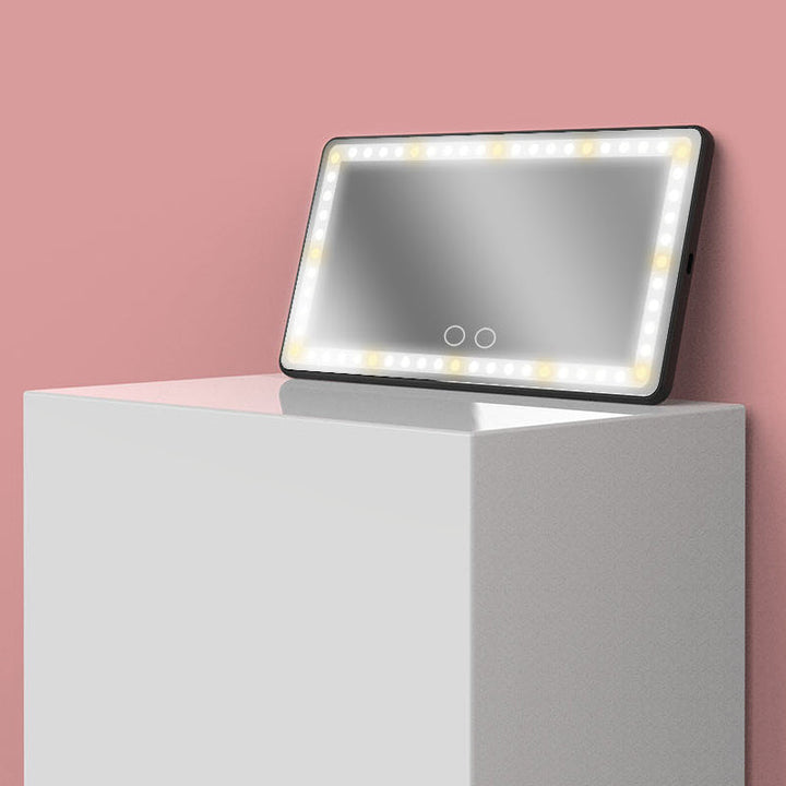 "Modern LED sminkspegel i bil med justerbar belysning i tre nivåer, monterad på bilens visir för optimal sminkning."