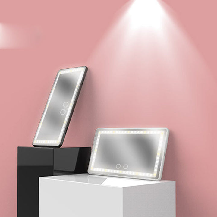 "Modern LED sminkspegel i bil med justerbar belysning i tre nivåer, monterad på bilens visir för optimal sminkning."