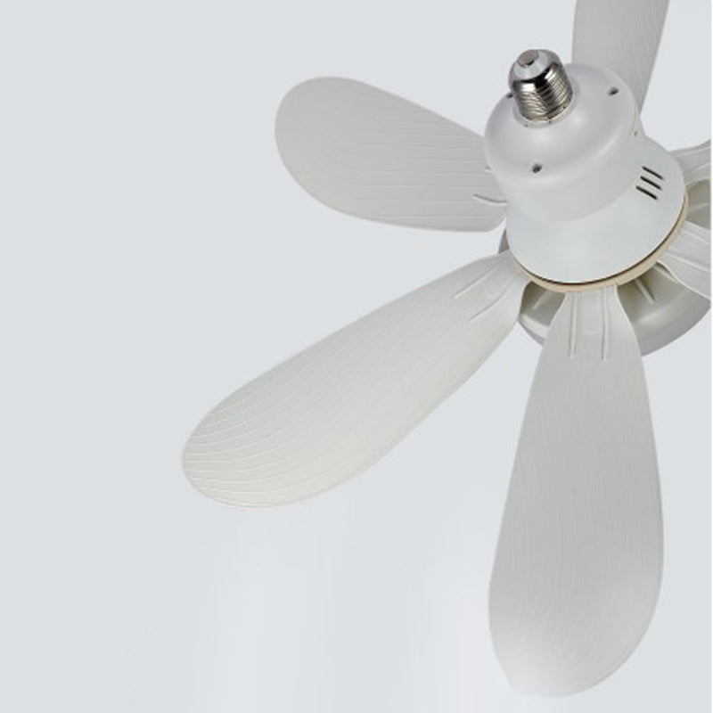 "Modern takfläkt med integrerad LED-lampa, stilren design, grå toner, fjärrkontroll med anpassningsbara inställningar."