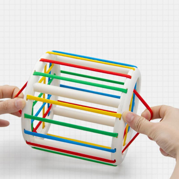 Multifärgad pedagogisk barnleksak med sensoriska funktioner, runda hörn och elastiska rep för småbarns utveckling.